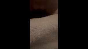 Je m’occupe de ma poupée pour me détendre