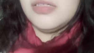 Anfitriona chubby se masturba para ti