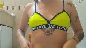 Me calenté con el vecino y tuve que meterme a la ducha a calmar mis ganas 