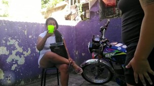 le doy una cogida a la vendedora