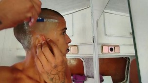 Raspar metade da minha cabeça porque eu sou uma aberração. Use fones de ouvido para ouvir todos os ruídos de barbear!