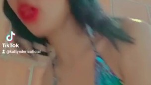 Chica TikTok es follada duro mientras graba | Creampie