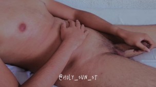 Joven caliente se corre en su pecho - Holy Sun