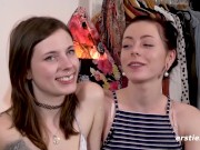 Ersties: Süße deutsche Amateur-Girls spielen ein ultraheißes Spiel 2/16