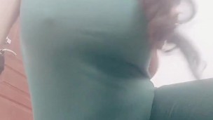 حبيبة خشيه ليا مابين بزازلي طلعو و هبطو تا يفيض حليبو عليا اححح راني هايجة على زب اححح