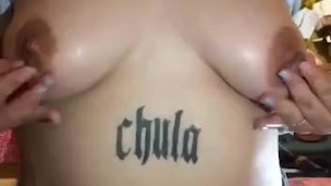 Putita tatuada me enseña cómo se unta hielos en sus pezones.
