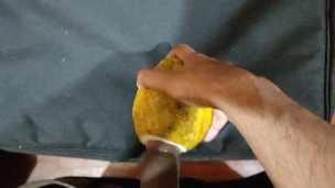 Me masturbo con unas frutas
