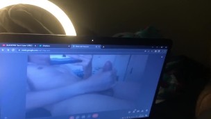 Chico juega en el computador 