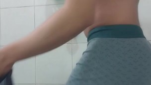 Que rico me masturbo mientras me baño 