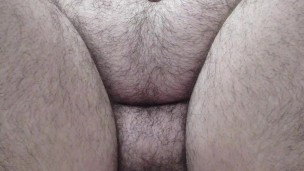 Gordinho sentando no dildo
