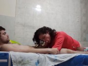 para madrastra cachonda que quiere chupar la polla de su hijastro 2/16