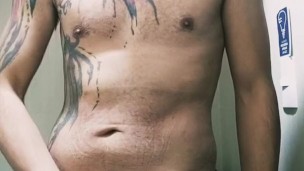 Hace tanto frío, que tengo el abdomen arrugado y la verga dura.