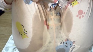 大学生男の娘、ぱじゃまにおしっこお漏らし