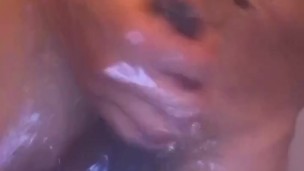 Me masturbo en la ducha pensando en la cogida de anoche 