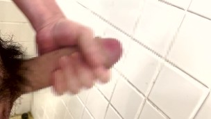 【巨根男子が大量射精】トイレでデカチン男子がオナニー