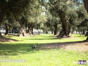 Modelo venezolana es pillada en el parque de su casa por peruano morboso 1/16