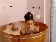 Exibição no ofurô durante ensaio fotografico. 2/16