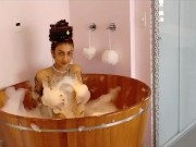 Exibição no ofurô durante ensaio fotografico. 3/16