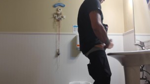 Nurse masturbates in ER bathroom