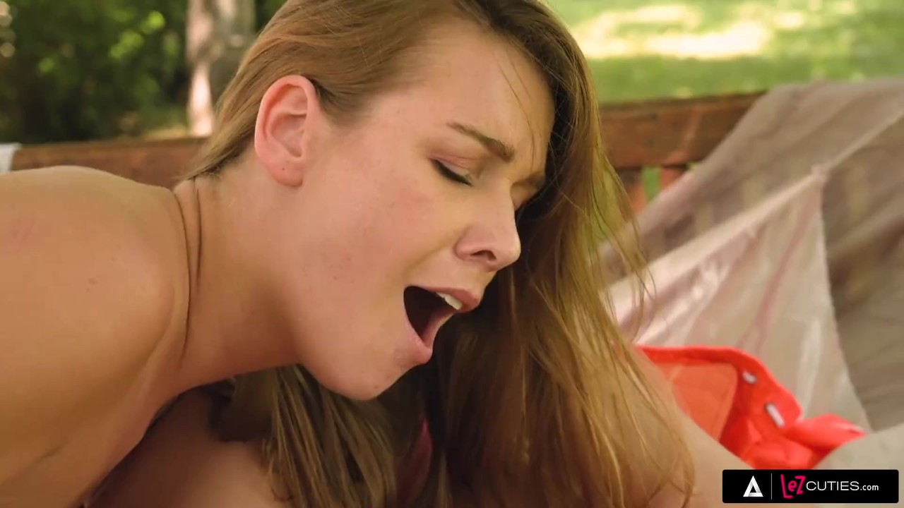 Naughty Babes Share Hot Lesbian Sex Outside - 無料セックスビデオ - RedTube