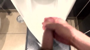 巨根男子のおしっこ映像