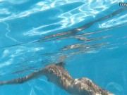 Poolside chick Bonnie shows her smoking hot body 15/16