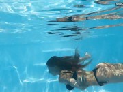 Poolside chick Bonnie shows her smoking hot body 4/16