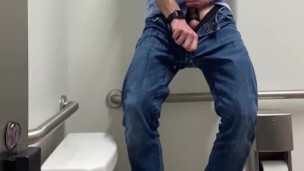 2 minutes of slow mo piss