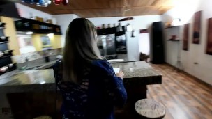 Le hago una buena propuesta económica a chica desconocida - Parte 1 - Porno en Español