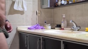 Качок выёбывается перед зеркалом