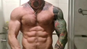 Хуястый качок дрочит в душе