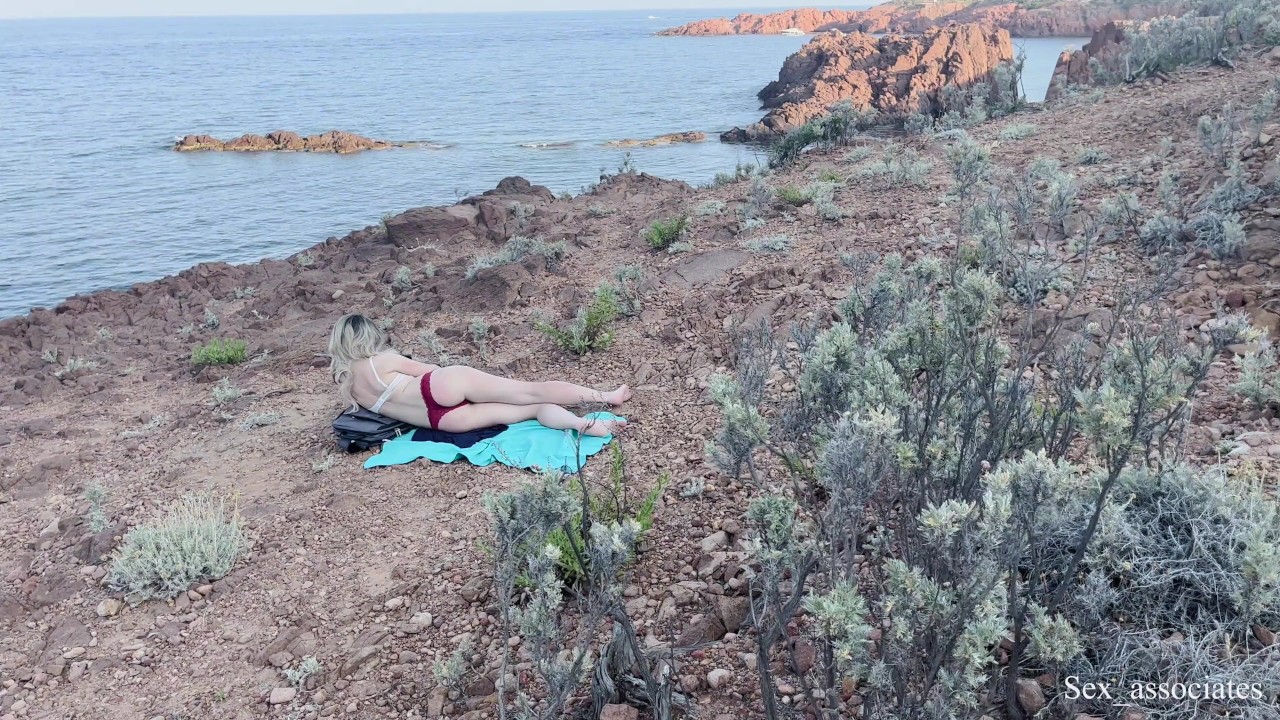 Public dick flash on the beach. She was shocked at first but then decided to suck me dry - Бесплатное секс видео - RedTube