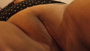 mi novio me acaricia mi coño gordo recien depilado