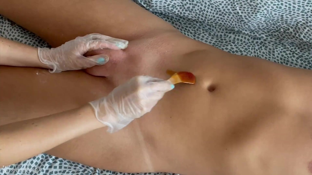 The waxing master couldn't resist jerking off this hard cock - RedTube