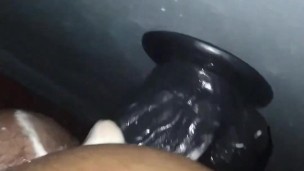 Penetración anal con dildo grande