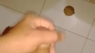 Solo arrodíllate y piensa en que eres una chica y me estás chupando la polla