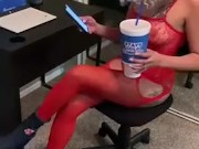 Chica caliente se masturba en su hora de trabajo desde casa