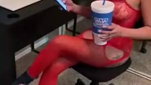 Chica caliente se masturba en su hora de trabajo desde casa