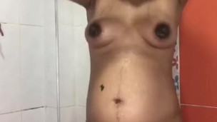 tomando una ducha y yo