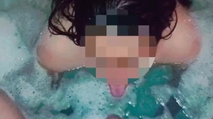 En el jacuzzi comiendo verga que rico me coge un suscriptor la pasamos tan rico