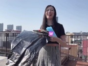 【中文字幕】在可灌500ml尿尿的大容量携带式洗手间里打飞机!? 幸亏有单人帐篷，所以在户外也可以露出呢...💕日本女孩,手交,Miki姐 3/16