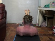 Il fait son sport et je pose mon gros cul sur son visage pour qu'il me baise ! 1/16