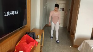 穿连体服配白丝袜