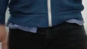 Orinando en el baño 