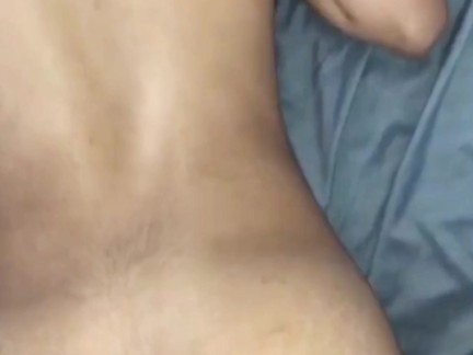A mí novia le gusta coger acostada boca abajo- Casero 
