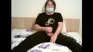 Парень дрочит на камеру и кончает