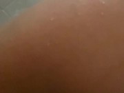 Con ganas de coger me tocó mientras me baño 