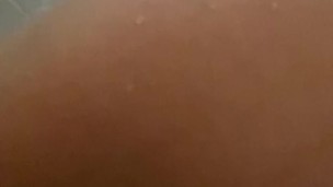 Con ganas de coger me tocó mientras me baño 