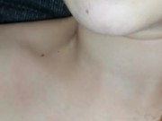 Me cogen mi pequeña vagina rosa en el sillón  14/16