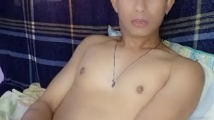 Hetero curioso de 18 años masturbándose con corrida, solo en casa.